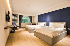 Family Room | Minibar, in-room safe, desk, blackout drapes - LA PAIX SÀI GÒN - BOUTIQUE HOTEL (Ho Chi Minh City)