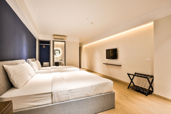 Minibar, caja de seguridad en la habitación y escritorio