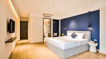 Deluxe Room, City View | 1 bedroom, minibar, in-room safe, desk