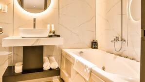 ห้องแฟมิลี่ | ห้องน้ำ | ของใช้ในห้องน้ำฟรี, ไดร์เป่าผม, รองเท้าสวมภายในห้อง, ผ้าเช็ดตัว