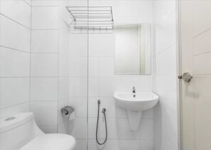 Shower, free toiletries, towels