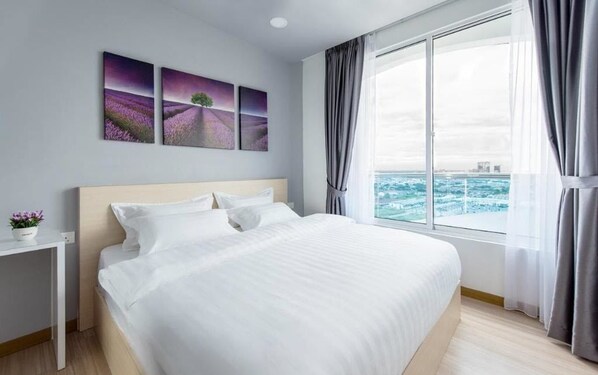 Suíte, 2 quartos, vista para a piscina | Quartos à prova de som, ferros/tábuas de passar roupa, Wi-Fi de cortesia