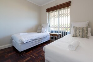 2 bedrooms, in-room safe, desk, iron/ironing board - Chamonix 12 (Cape Town)