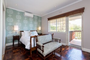 2 bedrooms, in-room safe, desk, iron/ironing board - Chamonix 12 (Cape Town)