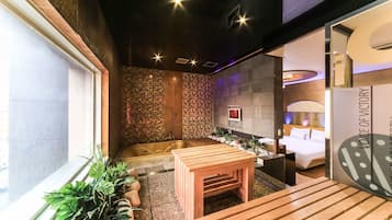 VIP | 浴室 | 獨立浴缸及淋浴設備、免費梳洗用品、風筒、浴袍