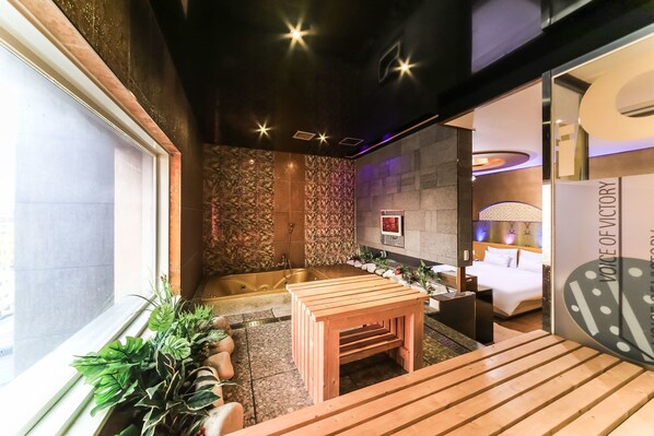 VIP | 浴室 | 独立的浴缸和淋浴、免费洗浴用品、吹风机、浴袍