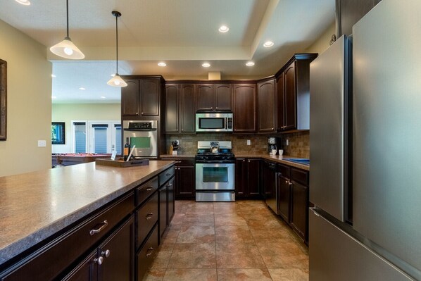 Jääkaappi, mikroaaltouuni, uuni, liesi