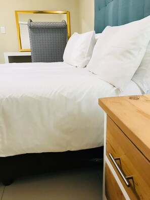 In-room safe, desk, iron/ironing board, free WiFi - Sunset Beach Guesthouse (Cape Town)