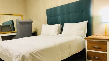 Habitación estándar doble, cocina | Caja fuerte, escritorio, tabla de planchar con plancha y wifi gratis