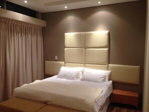 Caja de seguridad en la habitación y escritorio 