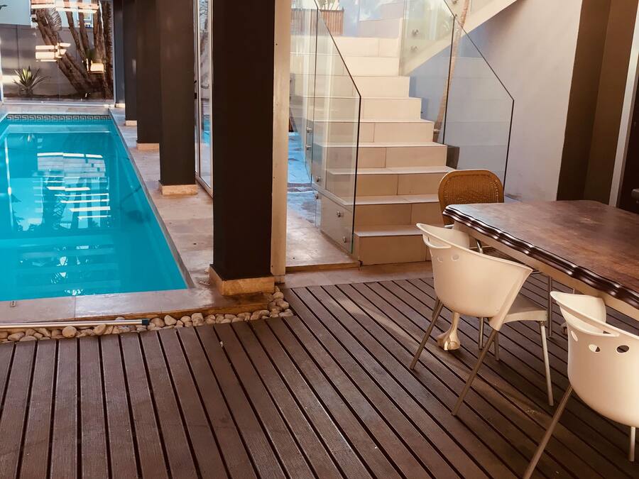 Utendørsbasseng og solsenger