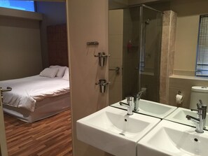 Habitació doble Deluxe, banyera | Bany | Articles de tocador gratuïts, assecador de cabells i tovalloles 
