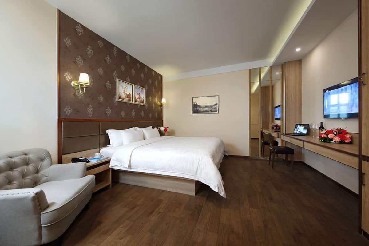 Deluxe Double Room | Minibar, in-room safe, desk, blackout drapes