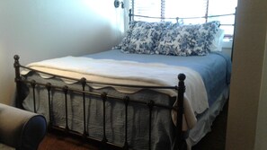 1 soverom, skrivebord, strykejern/-brett og wi-fi (inkludert)