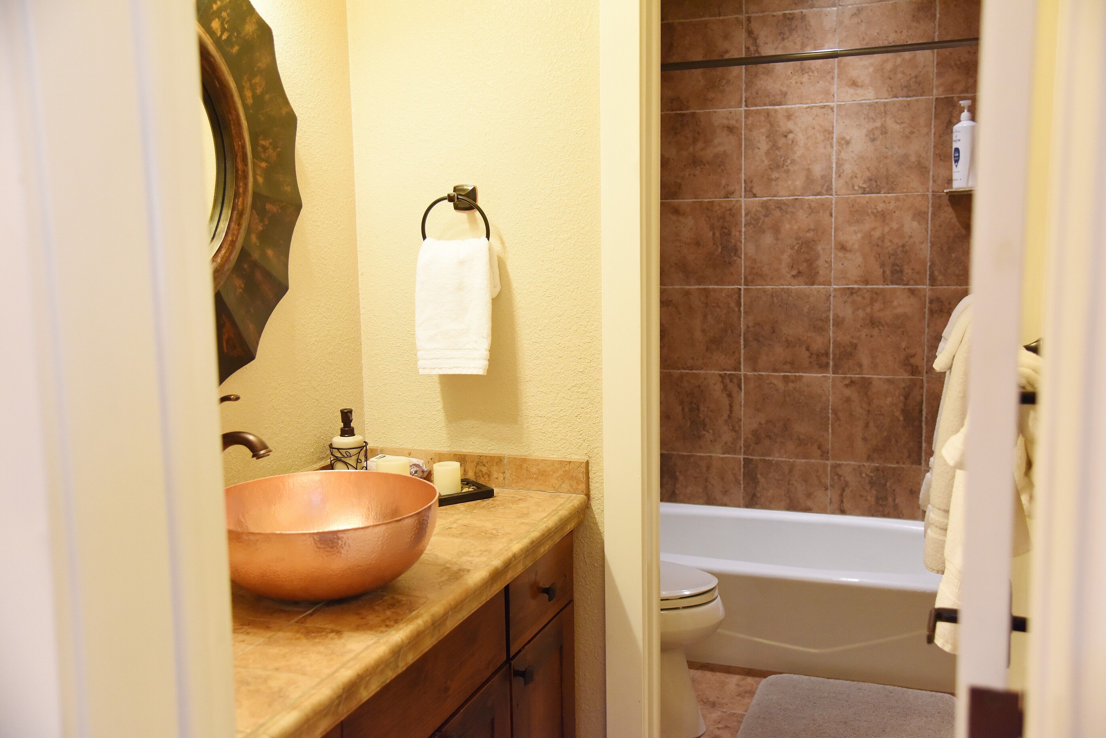 Ensemble douche/baignoire, sèche-cheveux, serviettes fournies, savon