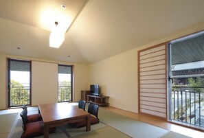 Deluxe Japanese Style Room, Non Smoking | Premium bedding, down duvets, in-room safe, desk - Chion-in Wajun-Kaikan (Kyoto)