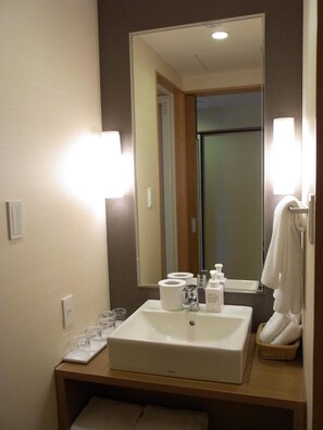 Gabungan pancuran/tab mandi, kelengkapan dandanan diri percuma 