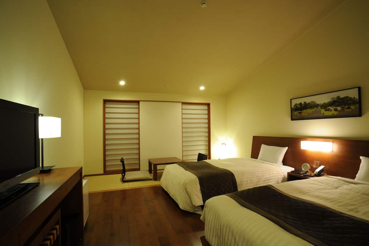 japanese western room, non smoking | premium bedding, down duvets, in-room safe, desk