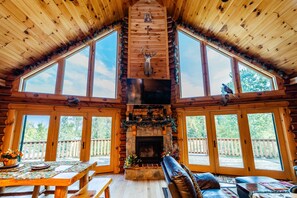 Älytelevisio, takka, DVD-soitin, pöytäjalkapallopöytä