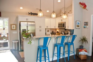 Jääkaappi, mikroaaltouuni, uuni, liesi