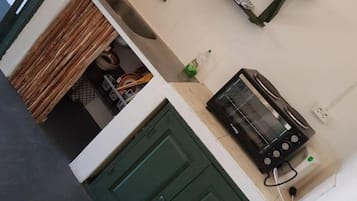 Frigorífic gran, microones, placa de cuina i bullidora elèctrica