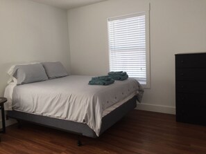 2 habitaciones, tabla de planchar con plancha, wifi y ropa de cama