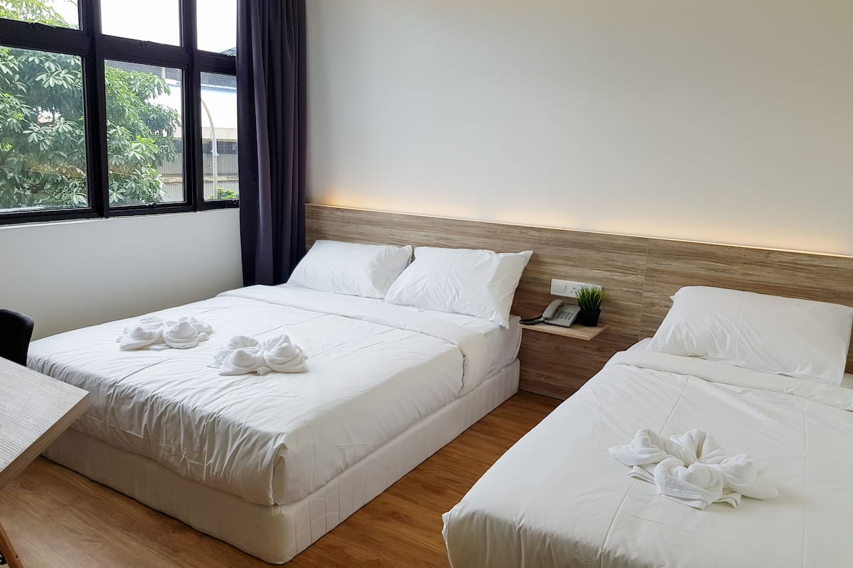 Habitación familiar | Escritorio, cortinas blackout y tabla de planchar con plancha