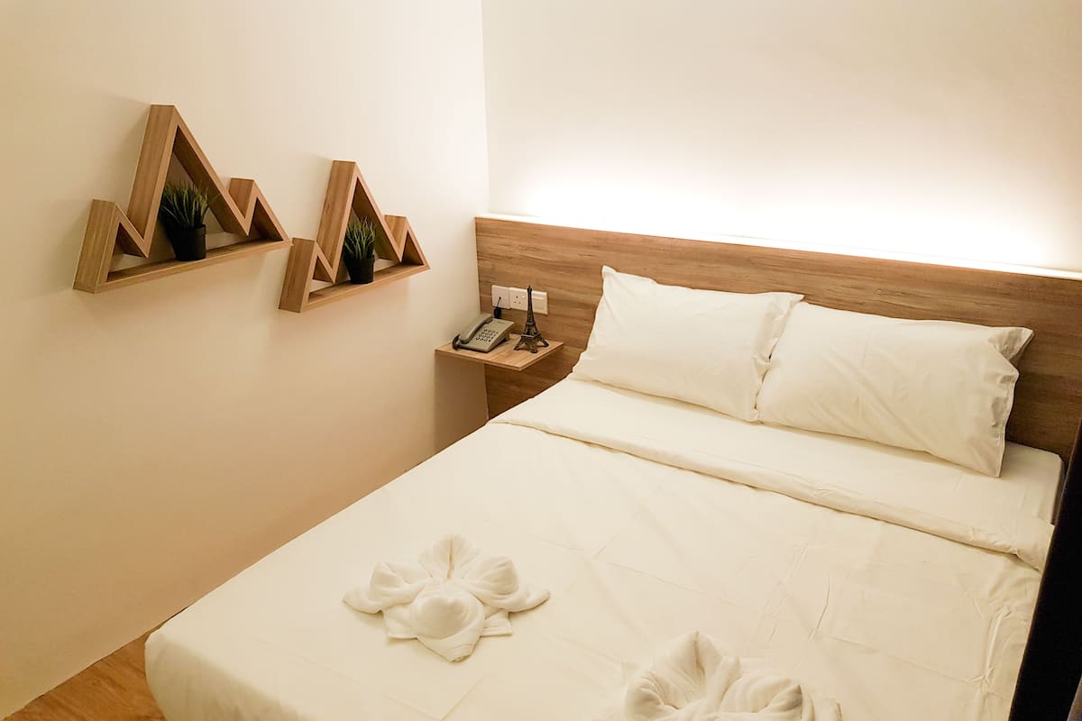 Habitación doble estándar | Escritorio, cortinas blackout y tabla de planchar con plancha