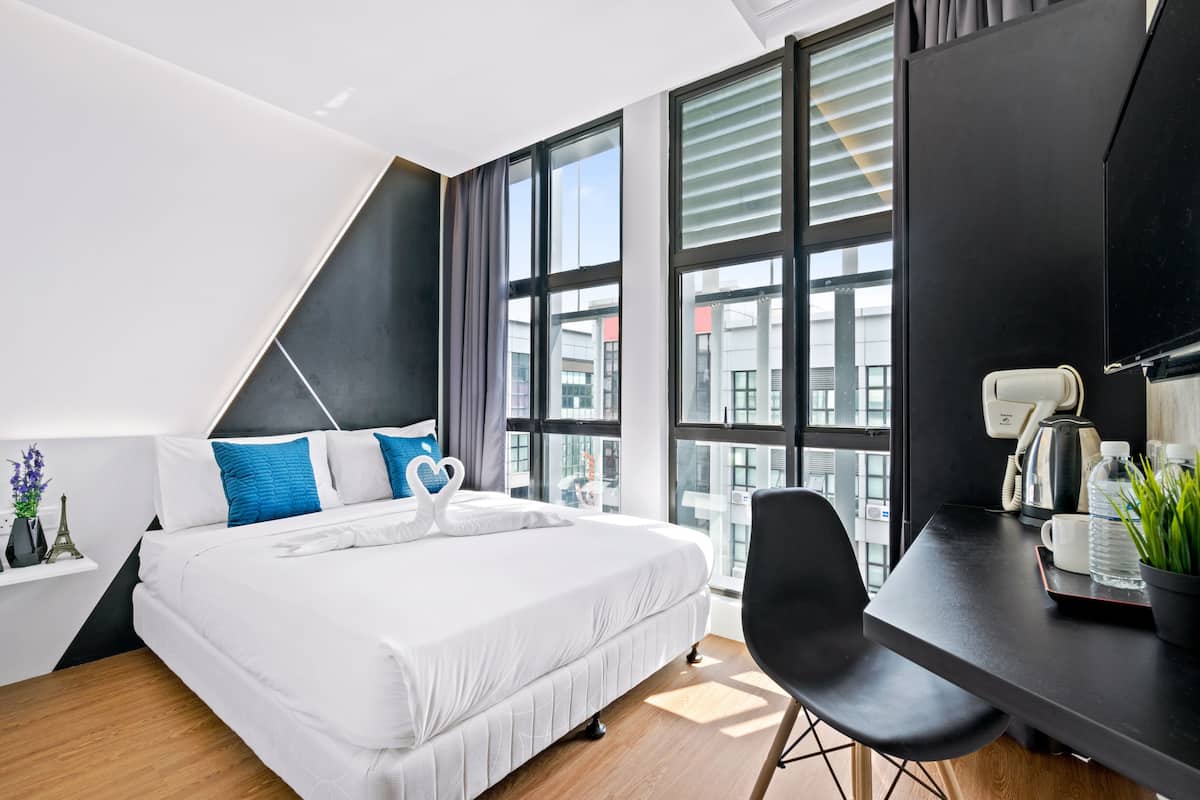 Habitación Deluxe | Escritorio, cortinas blackout y tabla de planchar con plancha