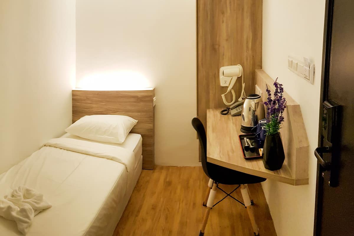 Habitación individual estándar | Escritorio, cortinas blackout y tabla de planchar con plancha