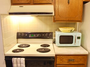 Fridge, microwave, oven, stovetop - Heritage Suites 43 (Manhattan)