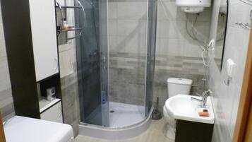 Apartemen (9) | Kamar mandi | Shower, pengering rambut, handuk, dan tisu toilet