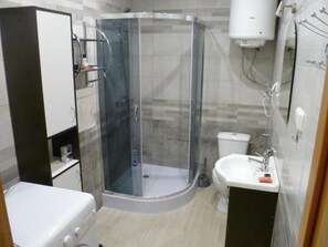 Apartment (9) | Bathroom | Shower, hair dryer, towels, toilet paper