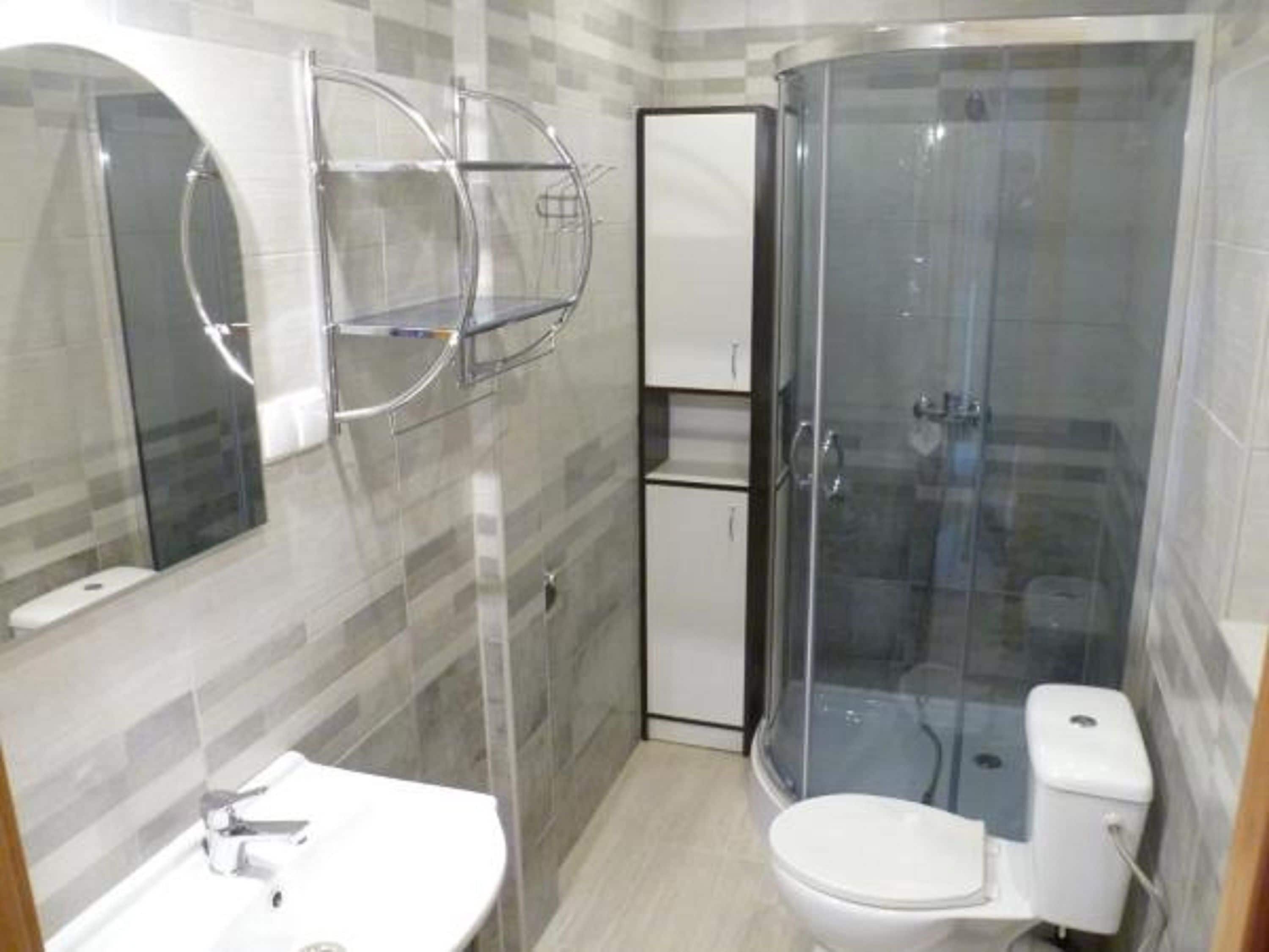 Apartment (8) | Bathroom | Shower, hair dryer, towels, toilet paper