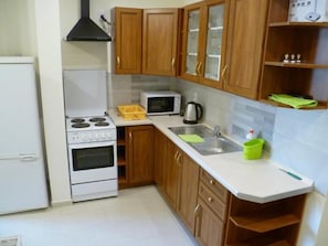 Apartment (7) | Private kitchenette | Fridge, microwave, oven, stovetop - Energy House Apartments (Jaslo)
