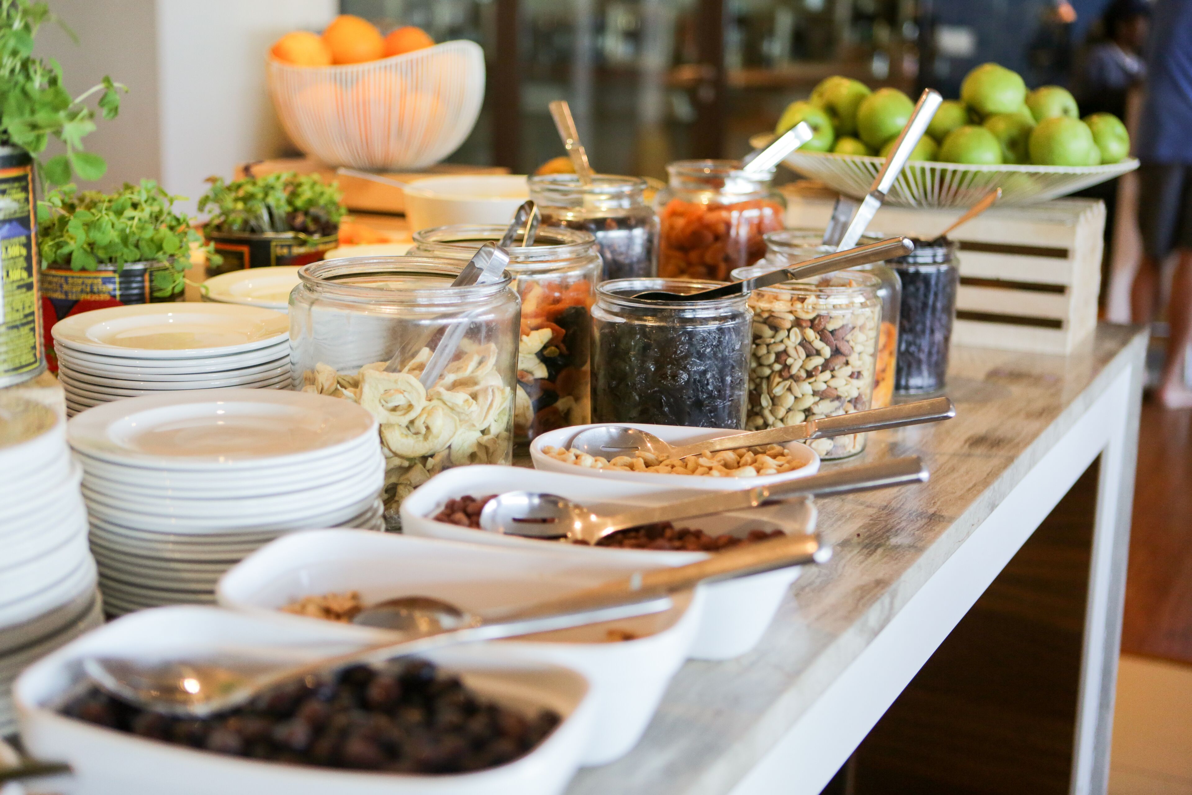 Uma mesa de buffet com diversos alimentos e utensílios.