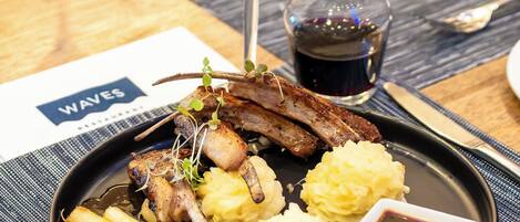 Se sirven desayunos, almuerzos y cenas; con vista a la playa