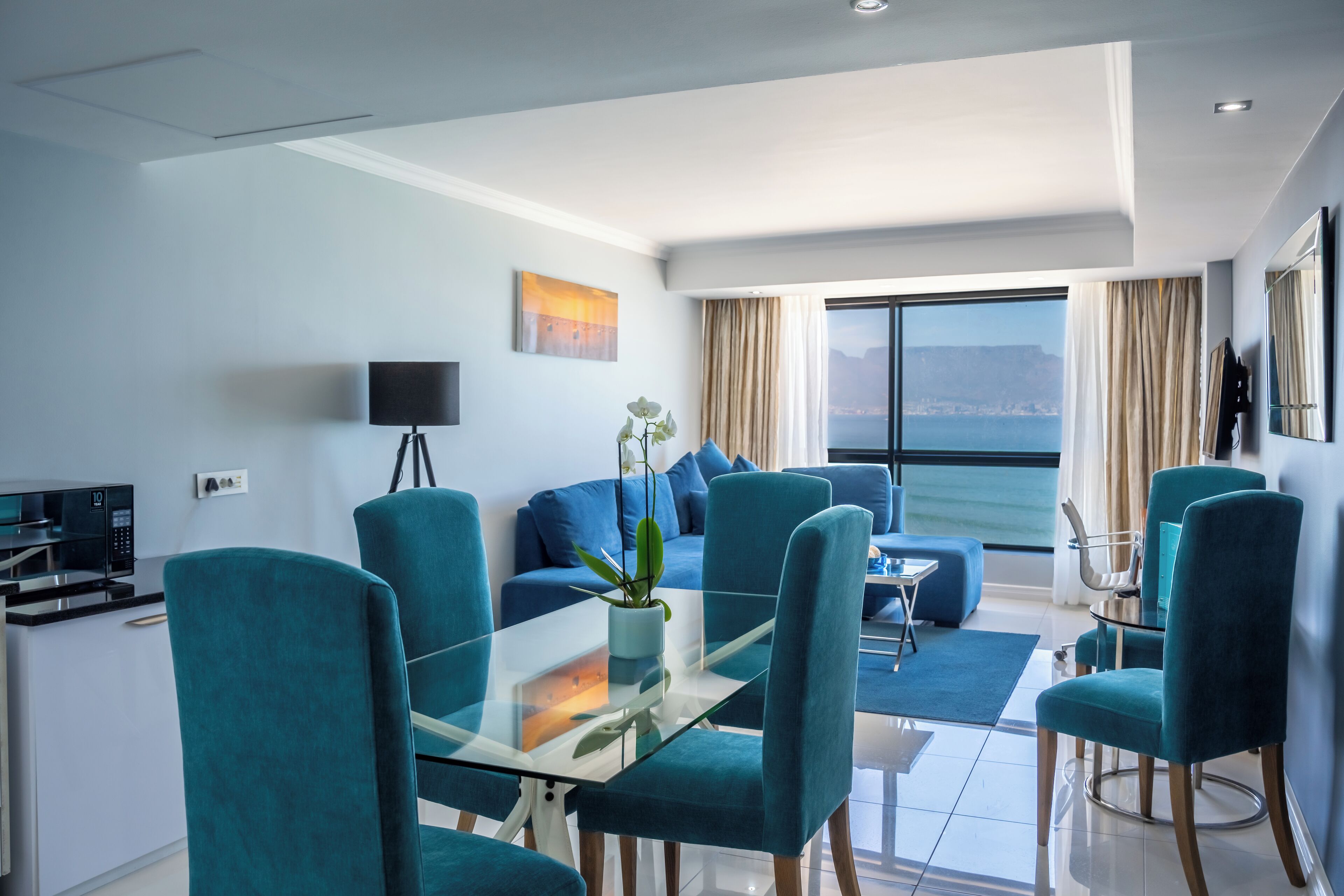 Sea Facing One Bedroom Suite | リビング エリア | 薄型テレビ