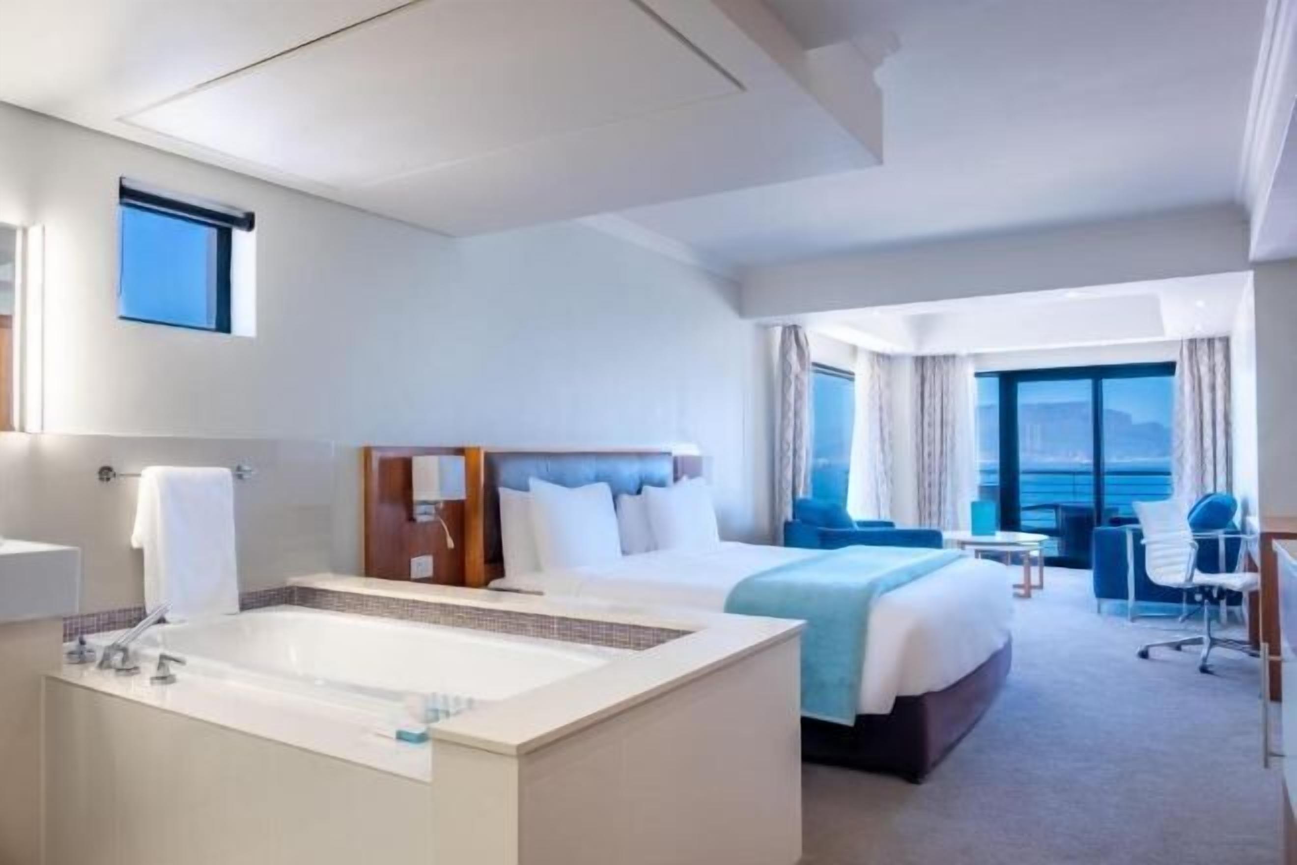 Ropa de cama de alta calidad, minibar, caja fuerte