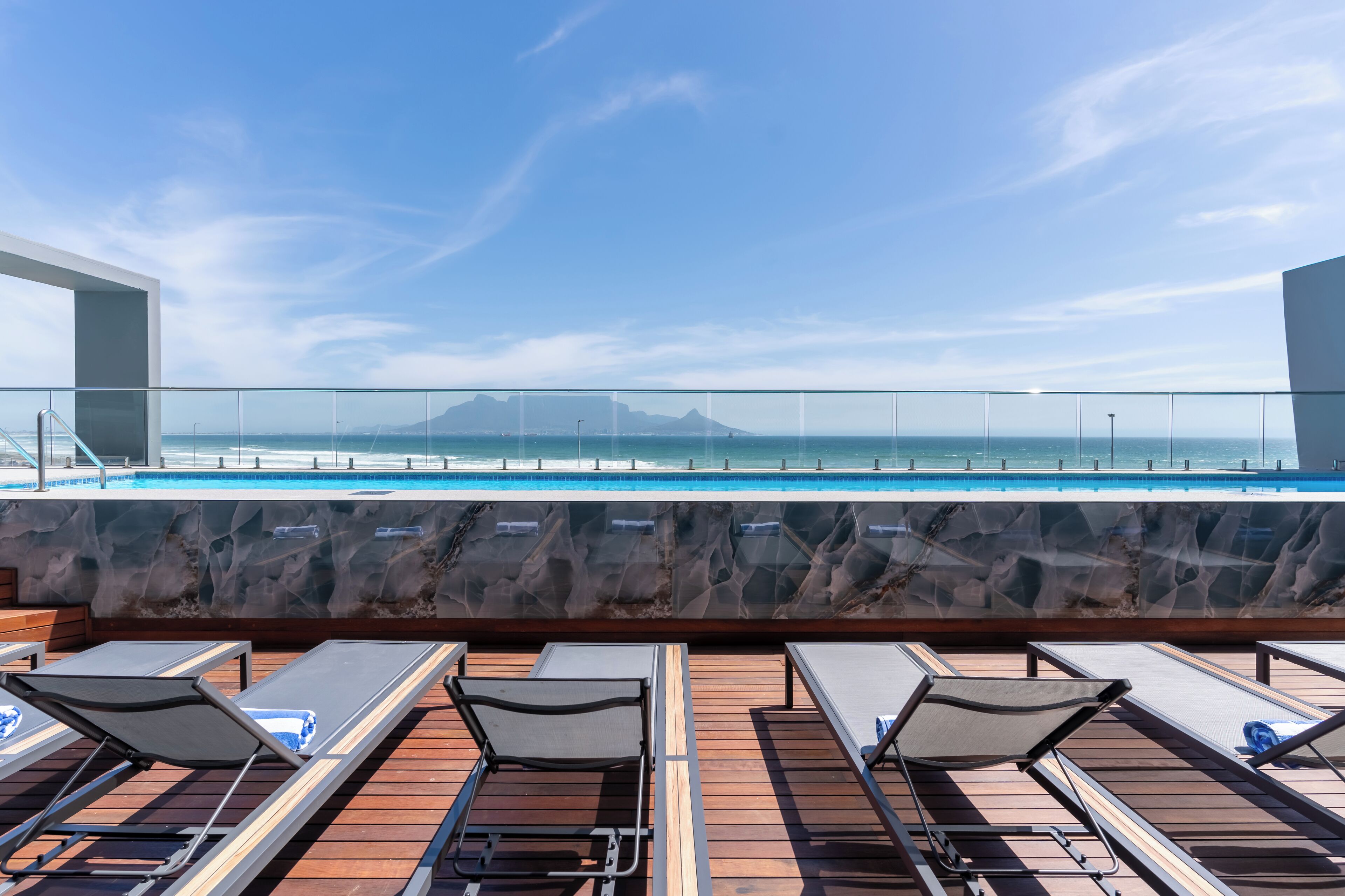 Piscine extérieure, parasols de plage, chaises longues