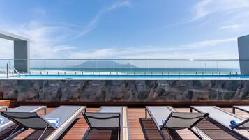 Piscine extérieure, parasols de plage, chaises longues