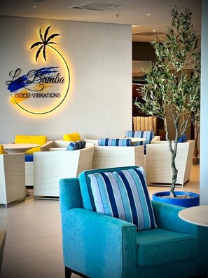 Bar (on property) - Blaauwberg Beach Hotel (Cape Town)