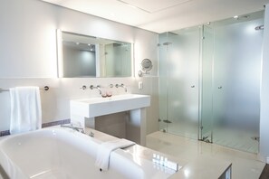 Baignoire et douche séparées, baignoire relaxante profonde