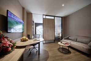 Suite Deluxe | Minibar, caja de seguridad en la habitación y escritorio