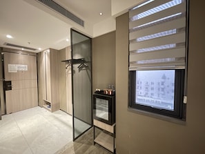 Habitación doble superior | Minibar, caja de seguridad en la habitación y escritorio