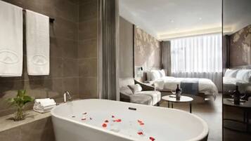 Phòng đôi Deluxe | Minibar, két bảo mật tại phòng, bàn, màn/rèm cản sáng