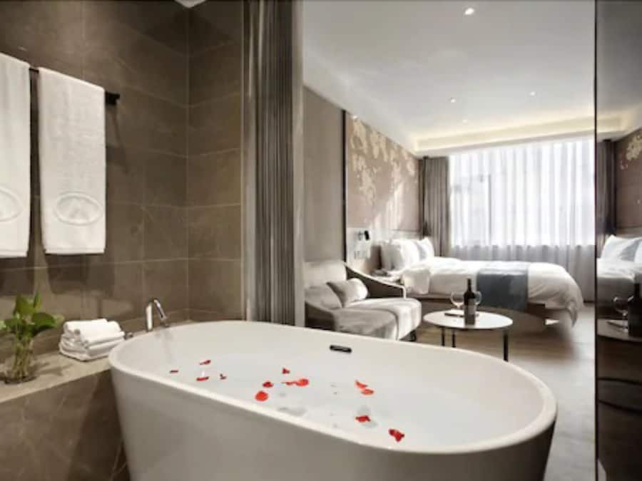 Deluxe Double Room | Minibar, in-room safe, desk, blackout drapes
