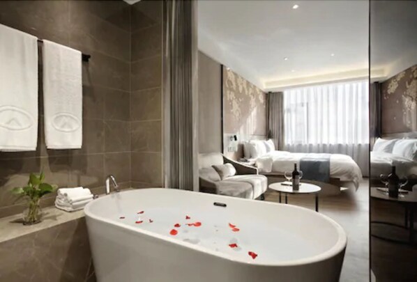 Minibar, caja de seguridad en la habitación y escritorio