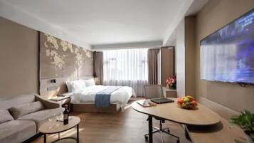 Phòng đôi Deluxe | Minibar, két bảo mật tại phòng, bàn, màn/rèm cản sáng