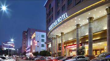 Mặt tiền nơi lưu trú - ban đêm